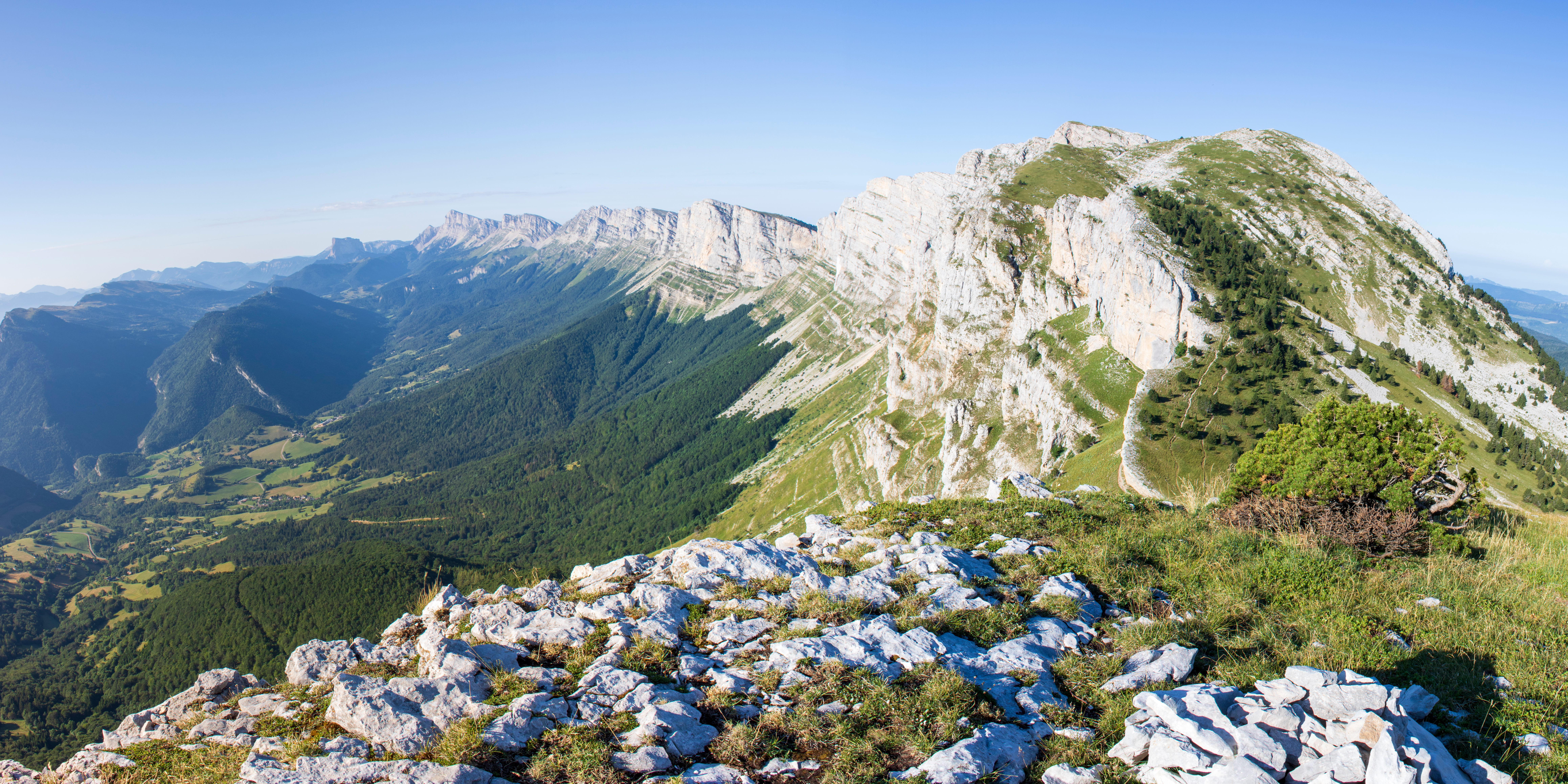 Panorama sur le massif du Vercors au pas de la Balme, Isère, France
