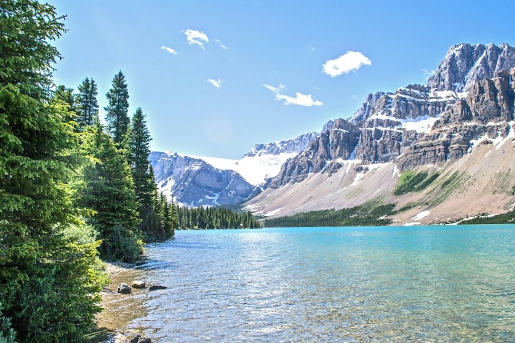 paysage de montage avec lac et sommets